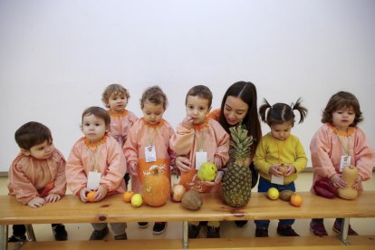 Moment en què els més petits proven diverses fruites típiques de la tardor.