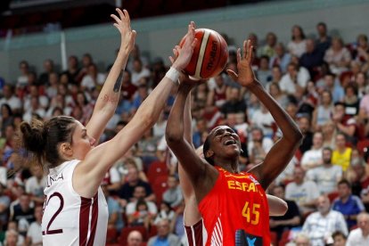 La pivot espanyola Astou Ndour, durant el partit contra Letònia.