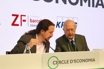 El líder de Podem, Pablo Iglesias, parla amb el president del Cercle d’Economia, Juan José Brugera.