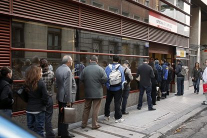 Imagen de archivo de una cola en una oficina de empleo.