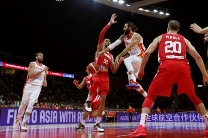 Ricky Rubio, en una acció del partit d’ahir contra Tunísia, en la primera jornada del Mundial de la Xina.