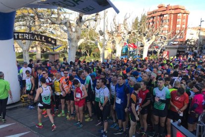 Los cerca de 600 participantes de la carrera en los instantes previos a tomar la salida.