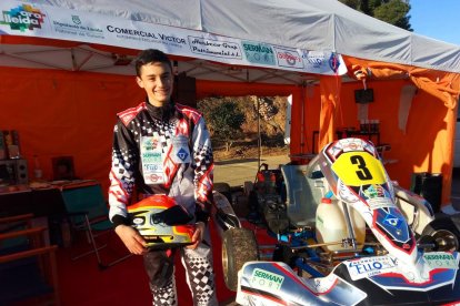 Samuel Bean, en una imagen de este año, junto a su kart de competición.