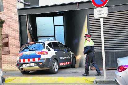 El detenido, ayer entrando en un coche policial al juzgado. 