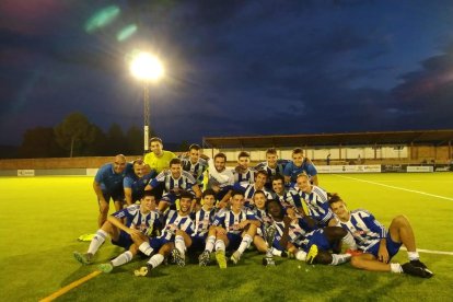 L’Organyà celebra sobre la gespa del Pedrasanta de Tremp la Copa Pirineus, aconseguida ahir.