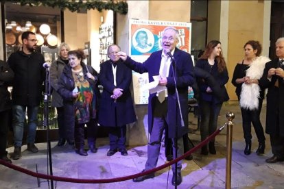 Un moment de l’entrega de premis simulant el passeig de la Fama (e) i el lleidatà Pedro Pardo (d).