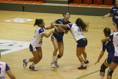 Marina Graell, defendida por dos jugadoras del Puchi.