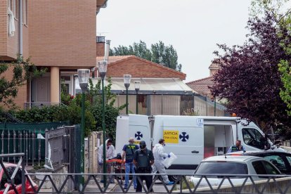 La Guardia Civil frente al domicilio donde sucedieron los hechos.