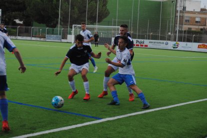 Una acció del partit entre el Mollerussa i el Torrefarrera, ahir al Municipal.