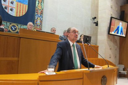 El socialista Javier Lambán durante su investidura.