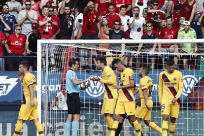 Gerard Piqué protesta a l’àrbitre Martínez Munuera després de xiular el penal, per possible mà del central català, que va suposar l’empat definitiu de l’Osasuna.