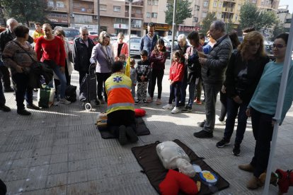 Numerosas personas siguiendo el taller sobre RCP, ayer en la calle Doctor Fleming de Lleida. 