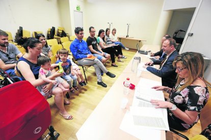 Un instante de la reunión de Vega con los padres afectados. 