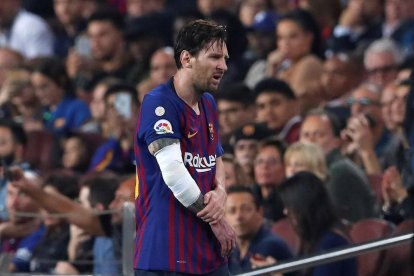 Leo Messi se retira del campo con ostensibles gestos de dolor.