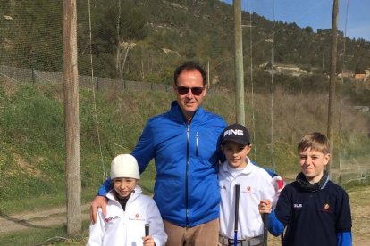 Toni Farreras i els petits jugadors del Raimat Golf Club.