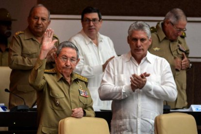 Raúl Castro, vora el candidat Miguel Díaz-Canel, en una imatge d’arxiu.