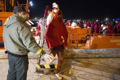 Immigrants rescatats dimecres a Alborán a l’arribar al port de Motril, dimecres passat.