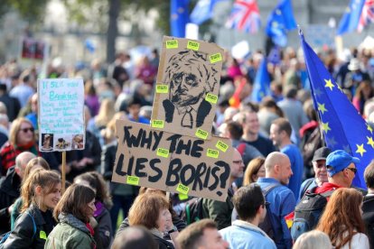 Decenas de miles de personas recorrieron ayer el centro de Londres para pedir otro referéndum.