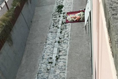 Una persona durmiendo en la calle Darrera de Sant Martí.