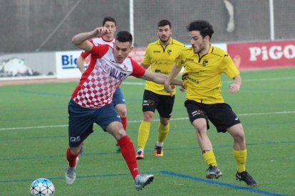 El local Fontana, que había entrado en la segunda parte, es presionado por tres jugadores del EFAC.