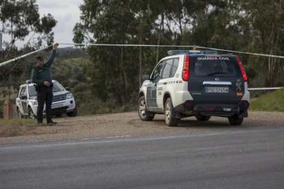 Agents de la Guàrdia Civil, a prop del barranc de Las Mimbreras a El Campillo (Huelva), on es va trobar el cadàver de Laura.