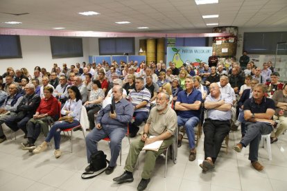 Decenas de vecinos de L’Horta asistieron ayer a una reunión sobre el POUM en Serra Llarga.