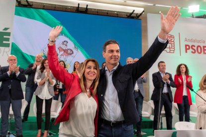 Susana Díaz y Pedro Sánchez durante la reunión del comité director del PSOE-A ayer en Sevilla.