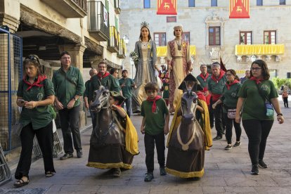 La Anada a Ofici, las asociaciones y su bestiario acompañaron a las autoridades locales a Sant Antoni.