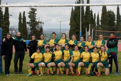 La plantilla del Inef Lleida Rugby femenino que dirige el técnico Miguel Godoy, primero por la derecha.