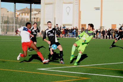 El jugador visitant Pocurull intenta avançar-se al jugador del Linyola, Alpha, que va ser l’autor del gol local que li va donar un punt a l’equip davant del Mollerussa.