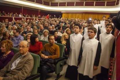 El Teatre Ateneu de Tàrrega es va omplir divendres a la nit en el concert de l’Escolania de Montserrat.