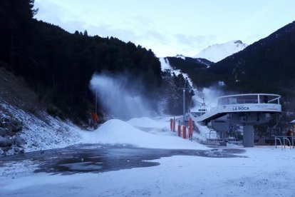 Los cañones de nieve fabricando nieve para garantizar el esquí durante las fiestas navideñas.