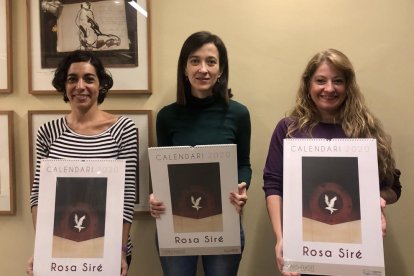 Eva Lega, Eulàlia Pagès i la filla de Rosa Siré, Eva Miralles, ahir, a la presentació del calendari.