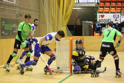 Andreu Tomàs, en una jugada de ataque del Llista durante el partido de ayer.