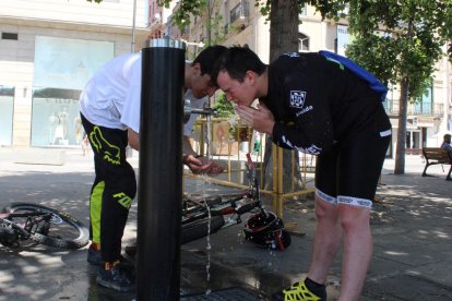 Joves refrescant-se aquest divendres a Lleida.