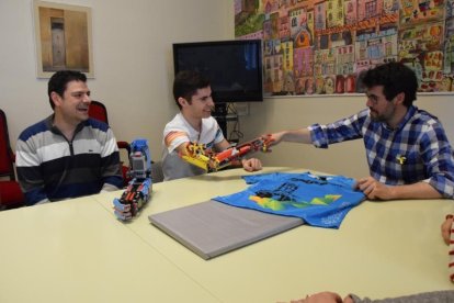 David Aguilar saluda al alcalde de La Seu, Albert Batalla, con su brazo hecho con piezas de Lego.