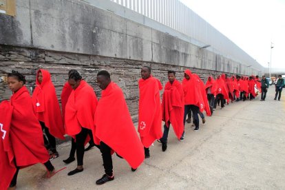 Imagen de la llegada de inmigrantes rescatados en el Estrecho.