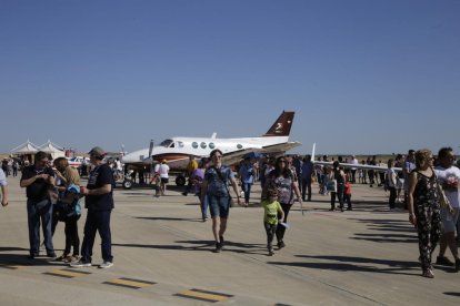 Moltes persones es van atansar fins a l’aeroport per poder veure de prop les més de 40 avionetes.