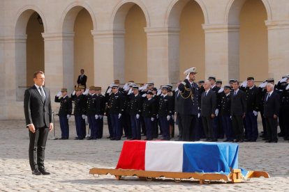 El presidente Emmanuel Macron junto al féretro de Jacques Chirac durante la ceremonia de ayer.