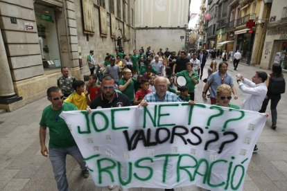 La marxa protesta del Gardeny va començar a la plaça Paeria mostrant una gran pancarta.