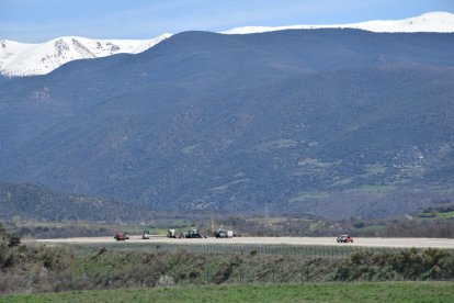 Els treballs de manteniment a l’aeroport de la Seu.