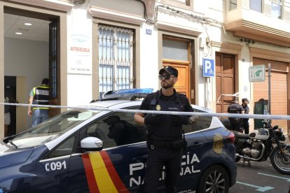 Un agente de la Policía frente al lugar de los hechos.