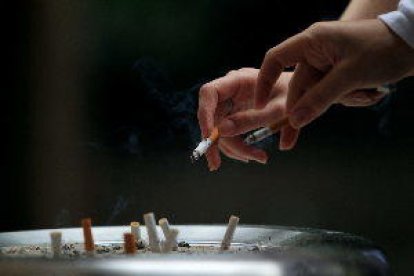 Sis de cada deu espanyols, a favor de regular la cigarreta electrònica i el tabac de la mateixa manera