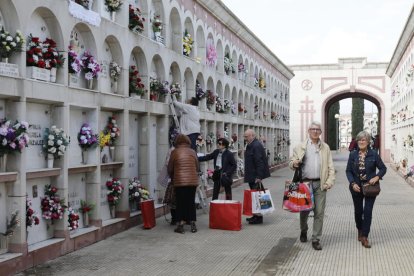 Usuaris ahir al cementiri arreglant les sepultures dels seus familiars abans de Tots Sants.