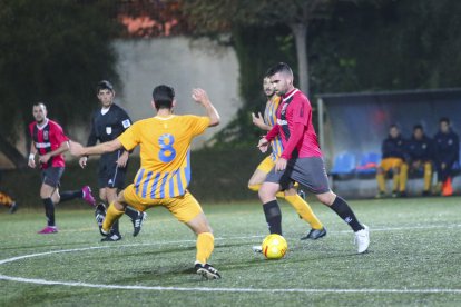 Un jugador de l’EFAC intenta superar un rival del Sant Just.