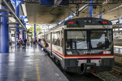 Viajeros apeándose ayer de un tren de la serie 470 en la estación de Lleida.