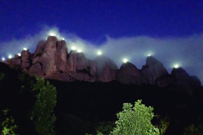 Un momento del encendido de las farolas en las montañas de Montserrat.