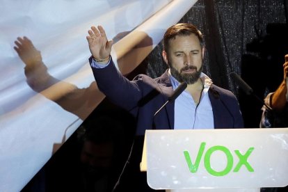 El líder de Vox, Santiago Abascal, saluda a los seguidores de su formación, ayer en Madrid.