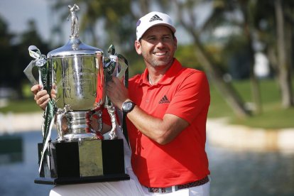 Sergio García celebrando el triunfo con el trofeo.