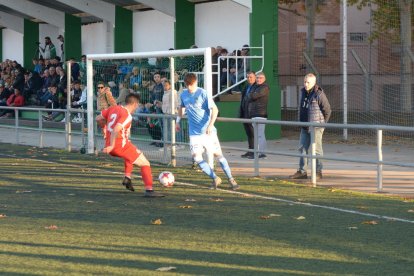 Una acció del partit d’ahir entre el Lleida i el Girona.